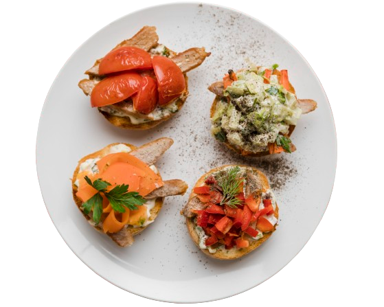 白い皿の上に置かれた四つの小さなサンドイッチが並んでいる様子を示す画像です。